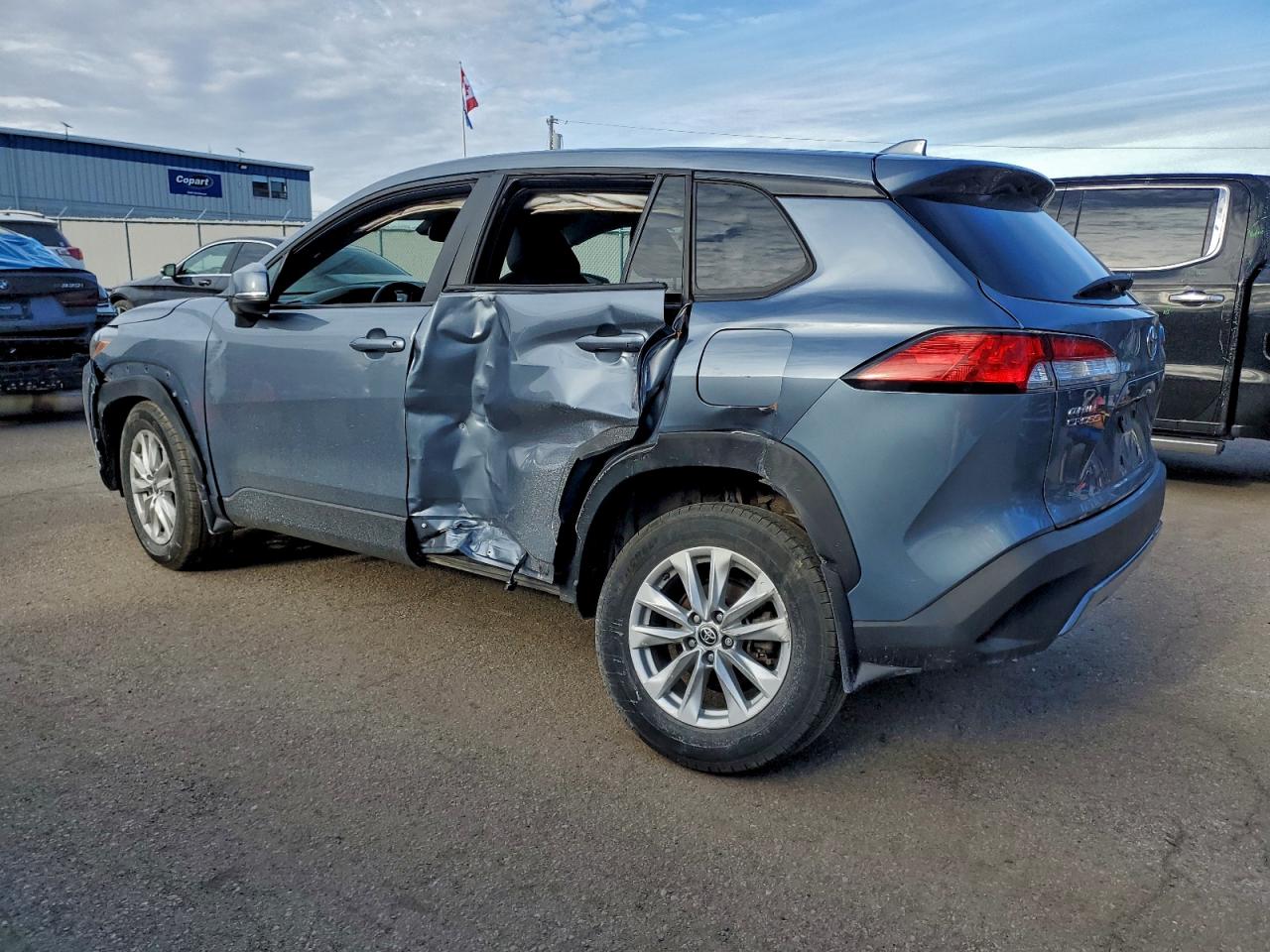 2022 TOYOTA COROLLA CROSS LE photo 2