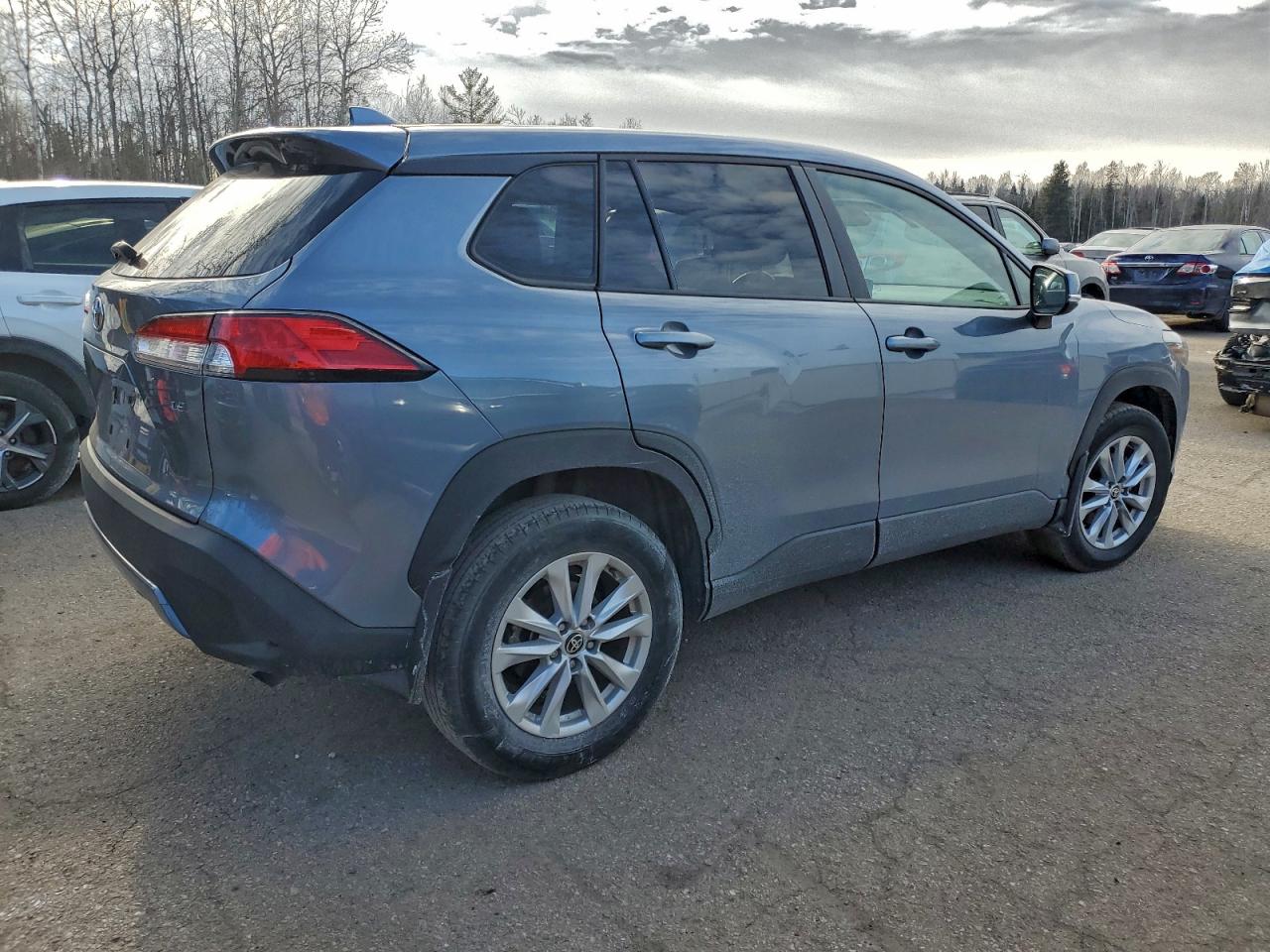 2022 TOYOTA COROLLA CROSS LE photo 3