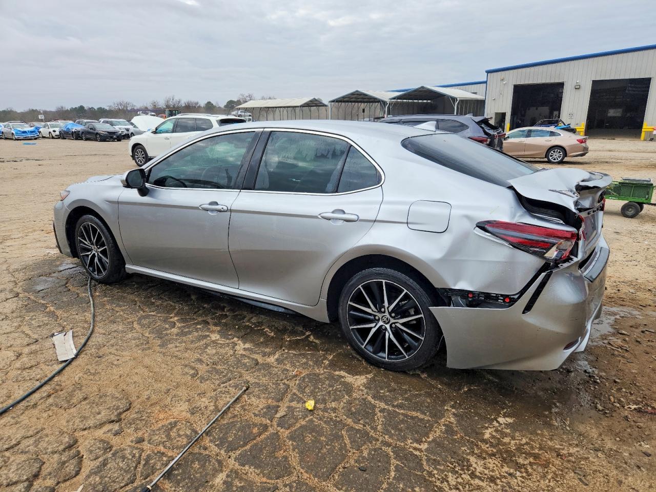 2021 TOYOTA CAMRY SE photo 3