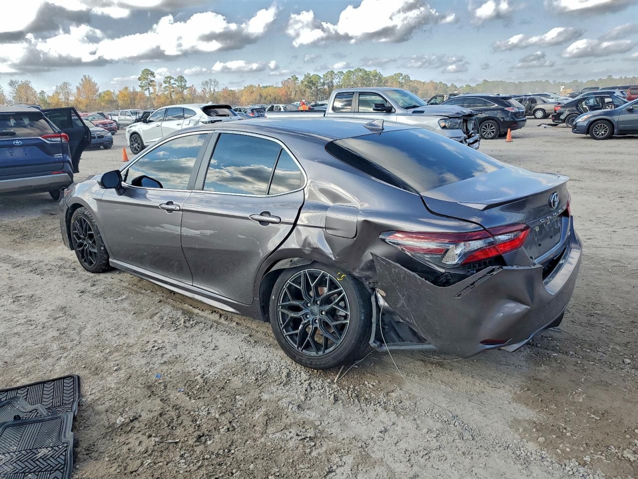 2022 TOYOTA CAMRY SE photo 2