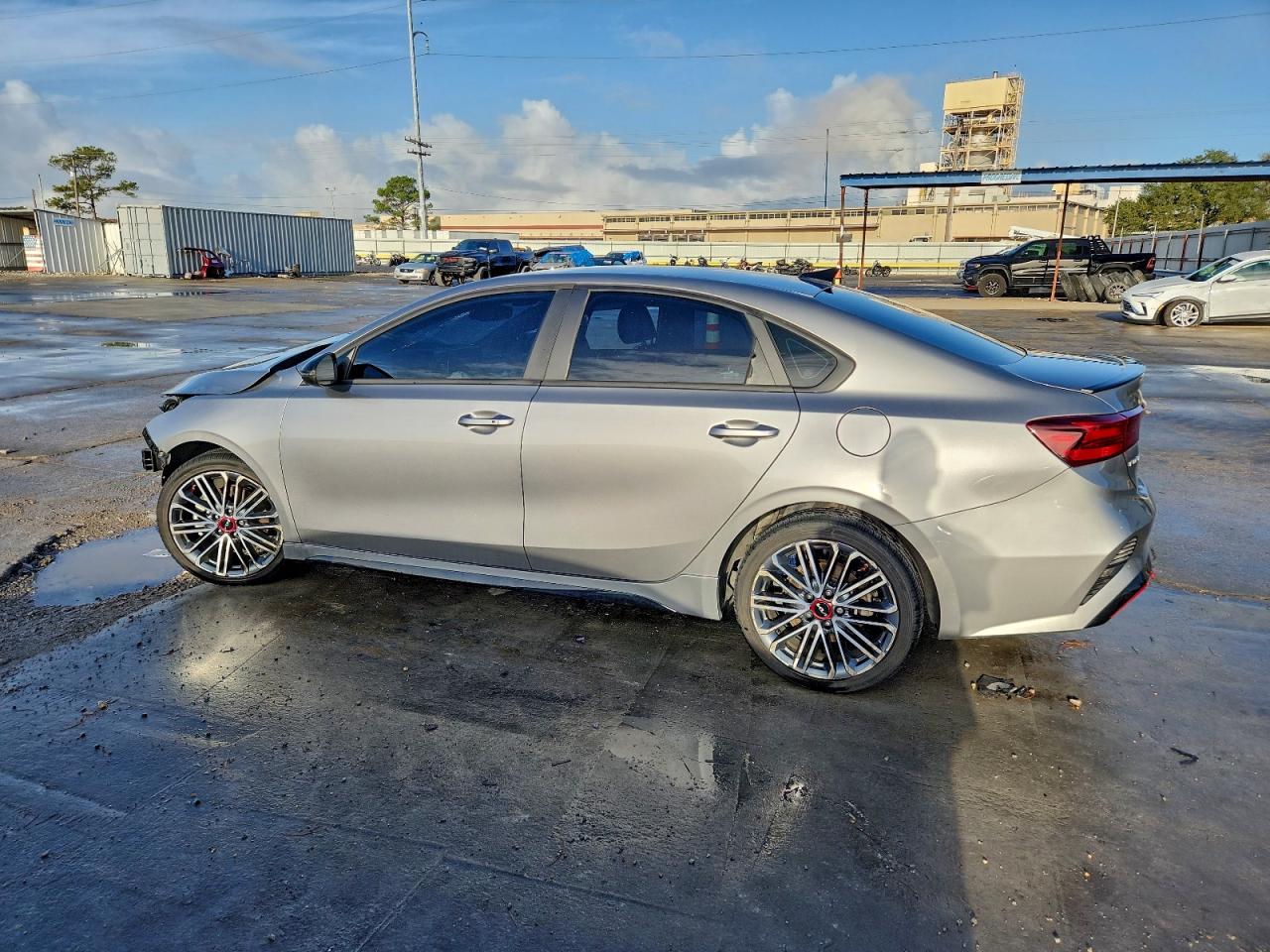 2023 KIA FORTE GT photo 2