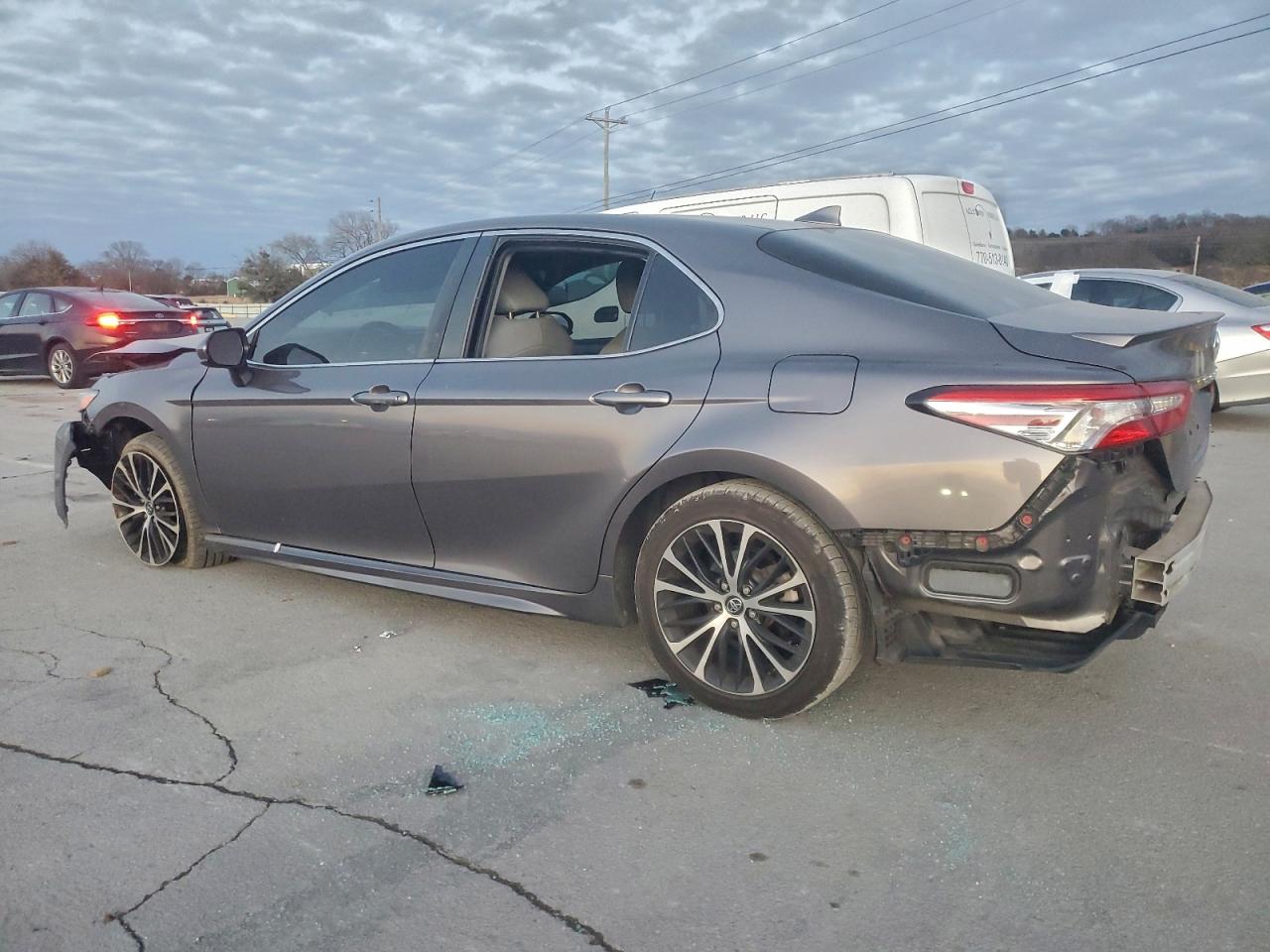 2020 TOYOTA CAMRY SE photo 2