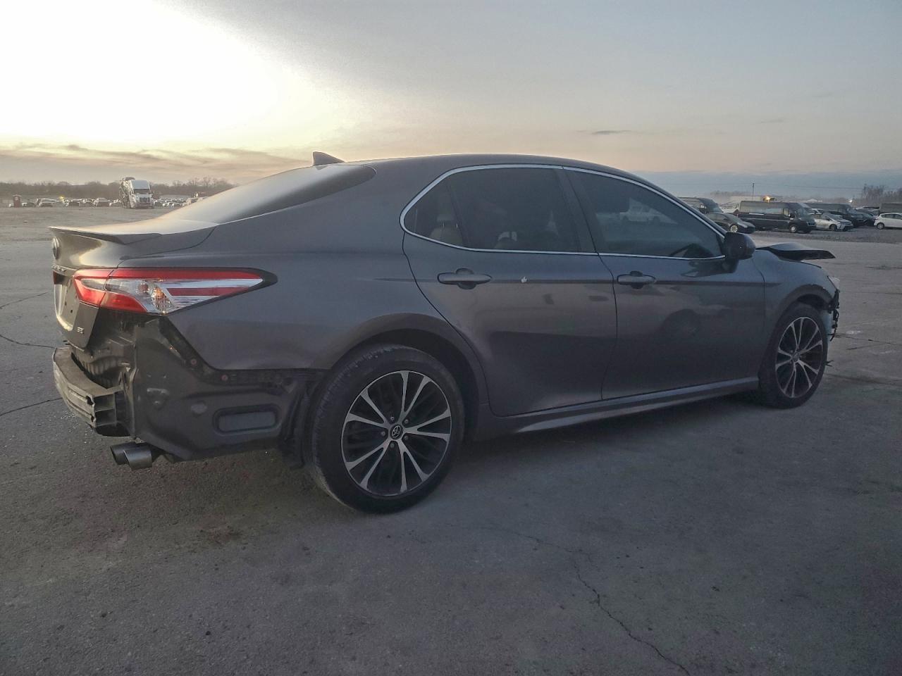 2020 TOYOTA CAMRY SE photo 3