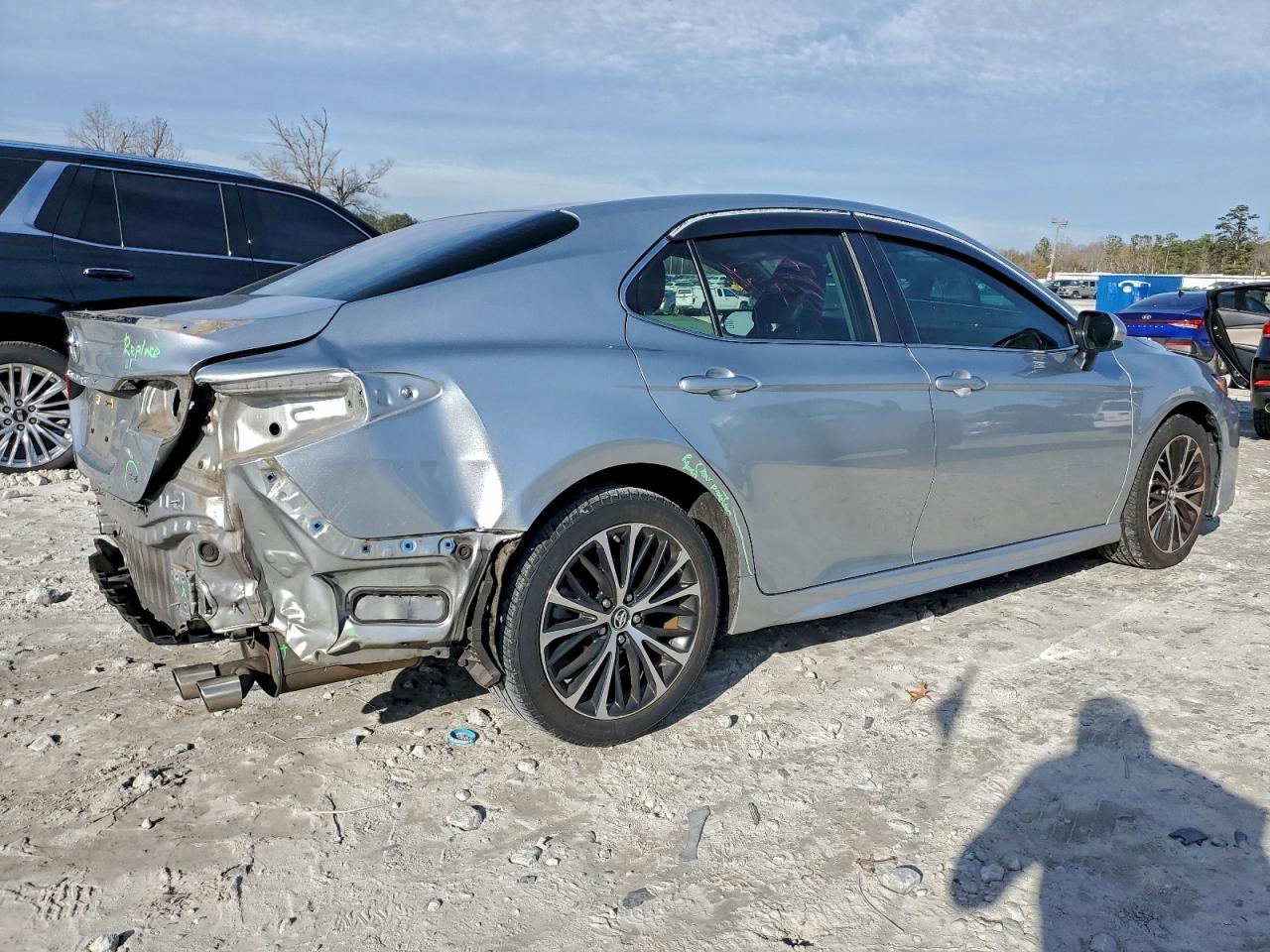 2018 TOYOTA CAMRY L photo 3