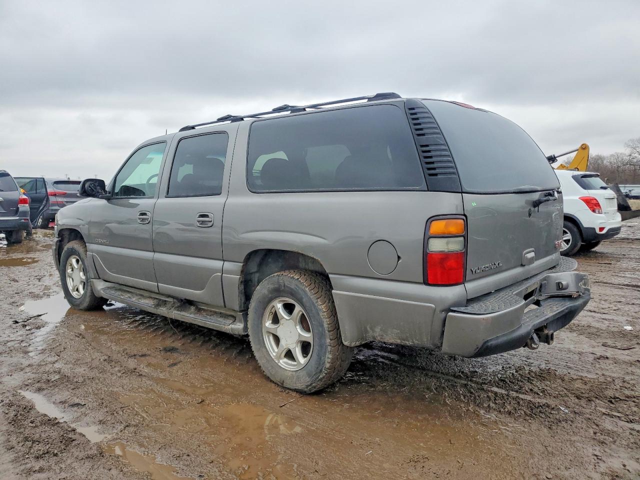 2005 GMC YUKON XL DENALI photo 2
