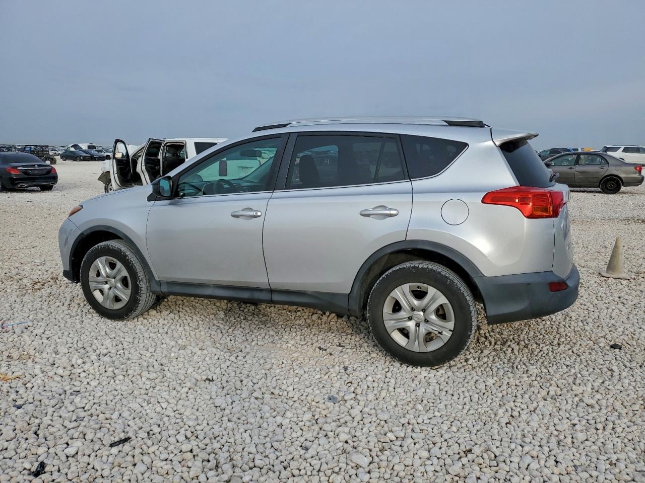2014 TOYOTA RAV4 LE photo 2