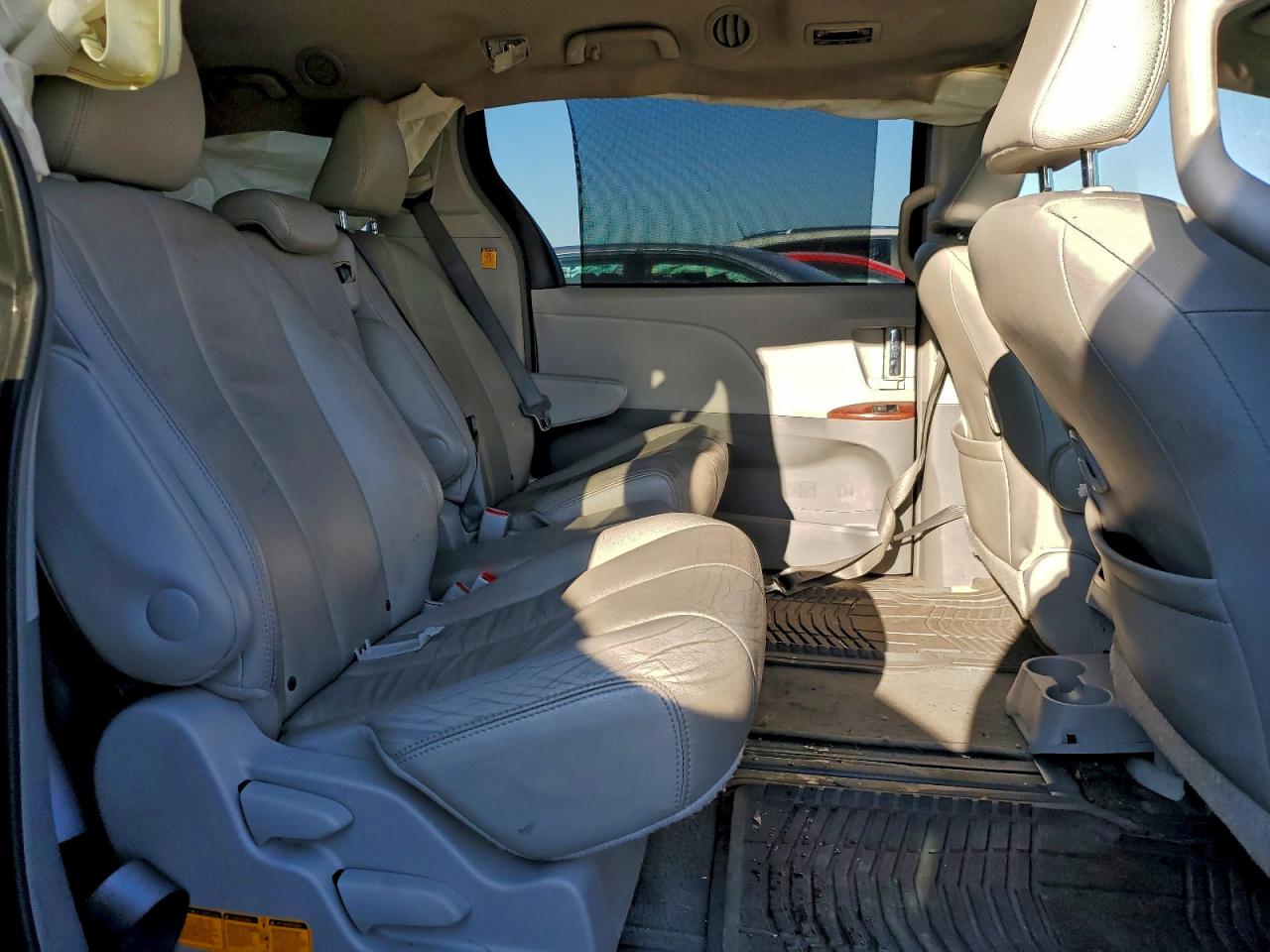 2013 TOYOTA SIENNA XLE photo 10