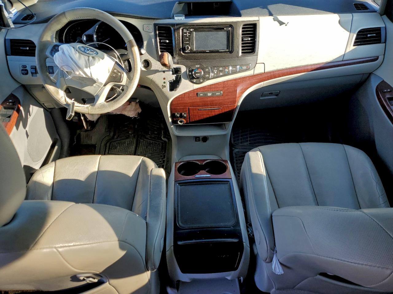2013 TOYOTA SIENNA XLE photo 8