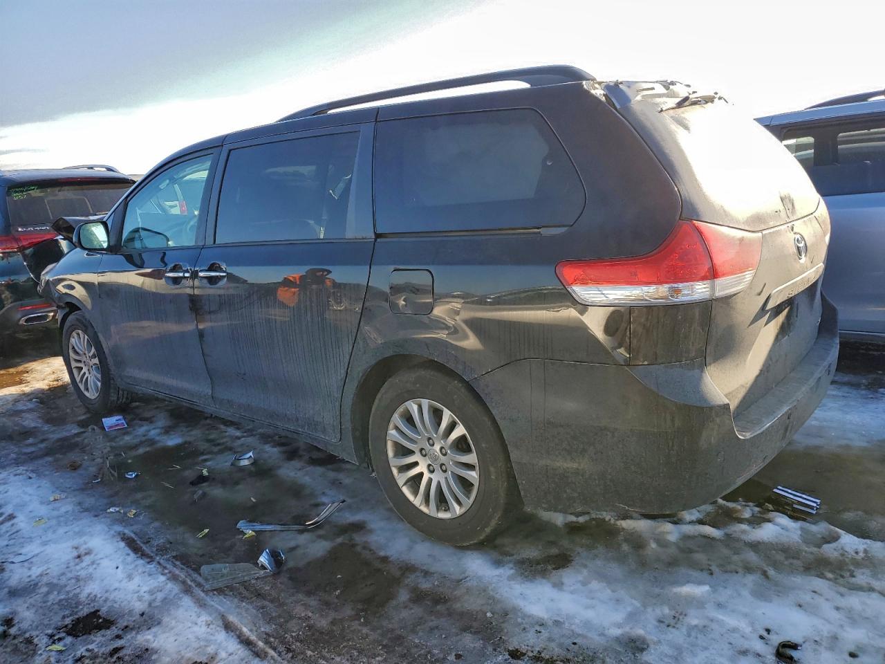 2013 TOYOTA SIENNA XLE photo 2