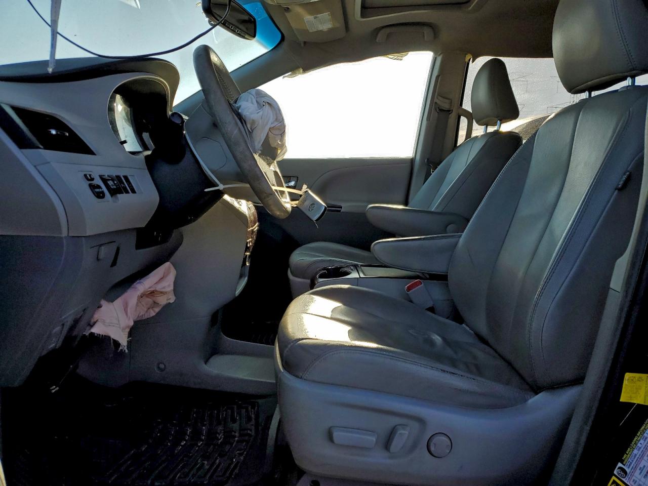 2013 TOYOTA SIENNA XLE photo 7