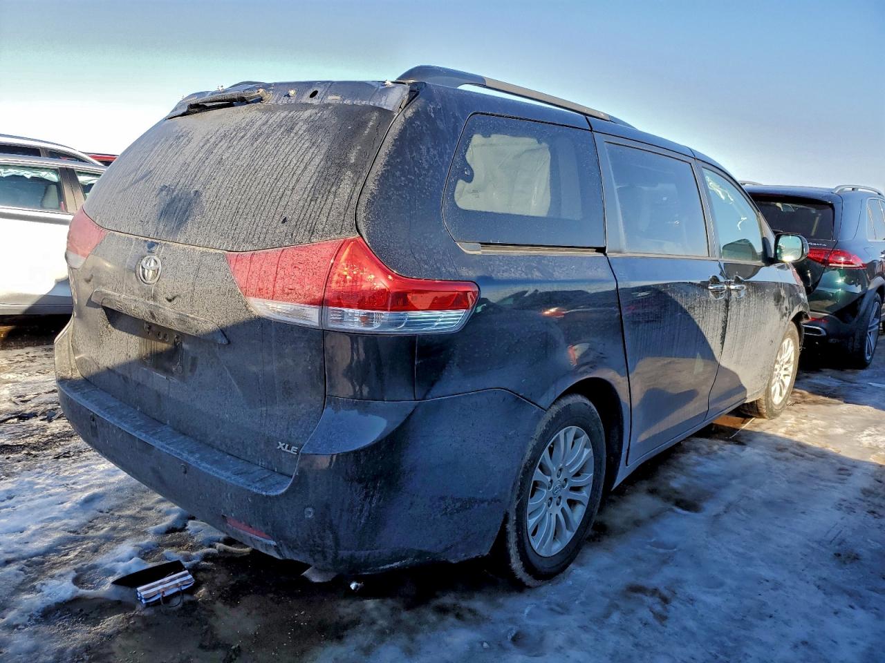2013 TOYOTA SIENNA XLE photo 3