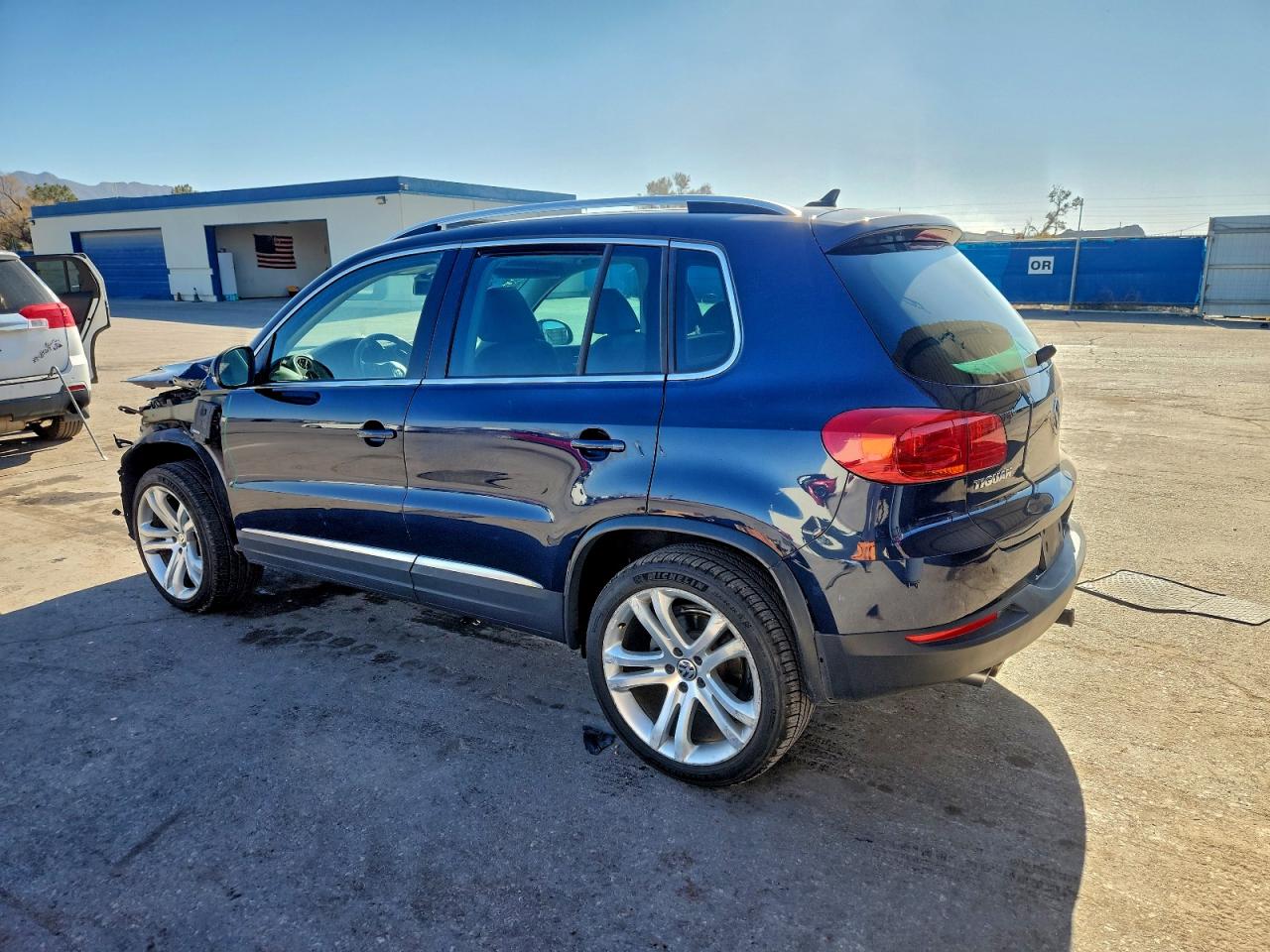 2013 VOLKSWAGEN TIGUAN S photo 2