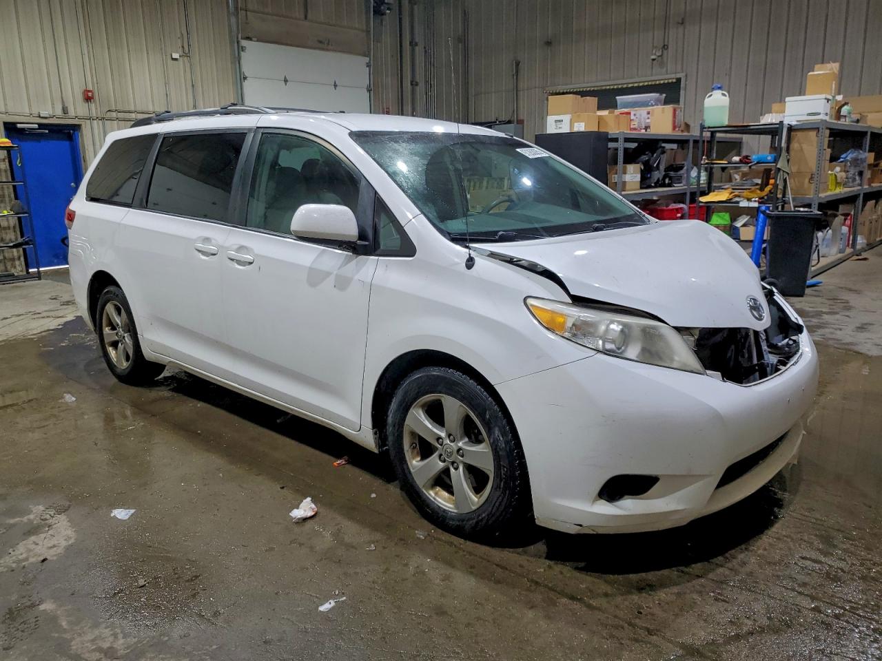 2013 TOYOTA SIENNA LE photo 10
