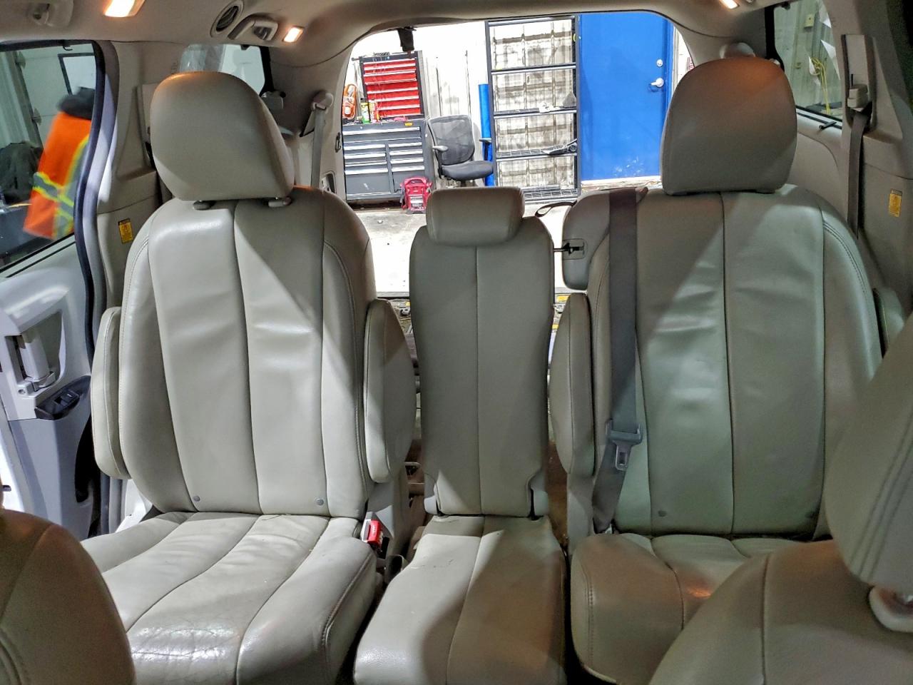 2013 TOYOTA SIENNA LE photo 28