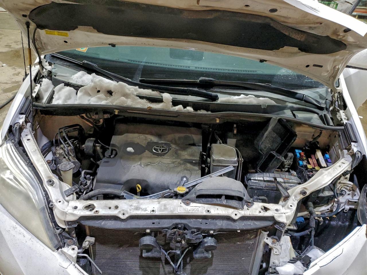 2013 TOYOTA SIENNA LE photo 34