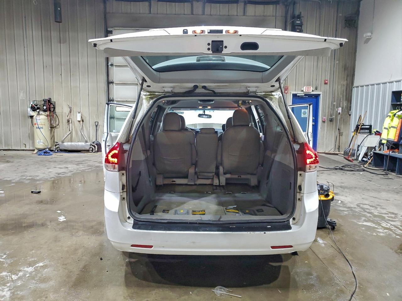 2013 TOYOTA SIENNA LE photo 16