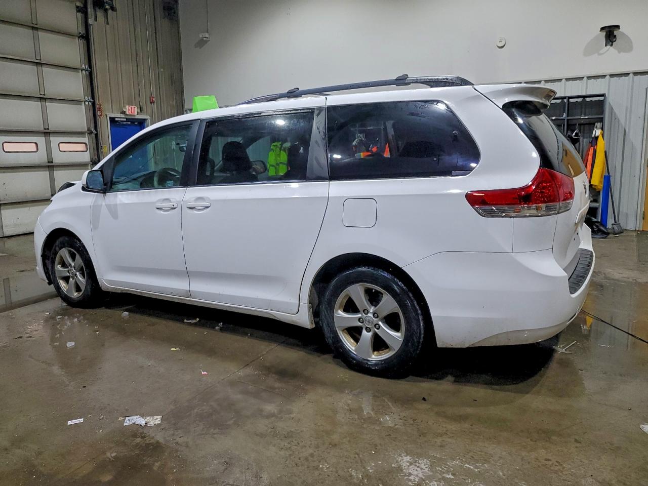 2013 TOYOTA SIENNA LE photo 4