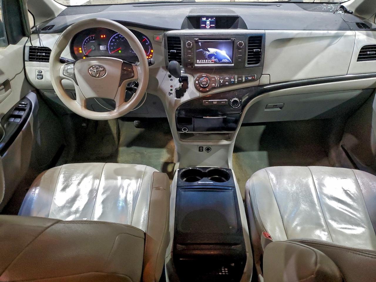 2013 TOYOTA SIENNA LE photo 22