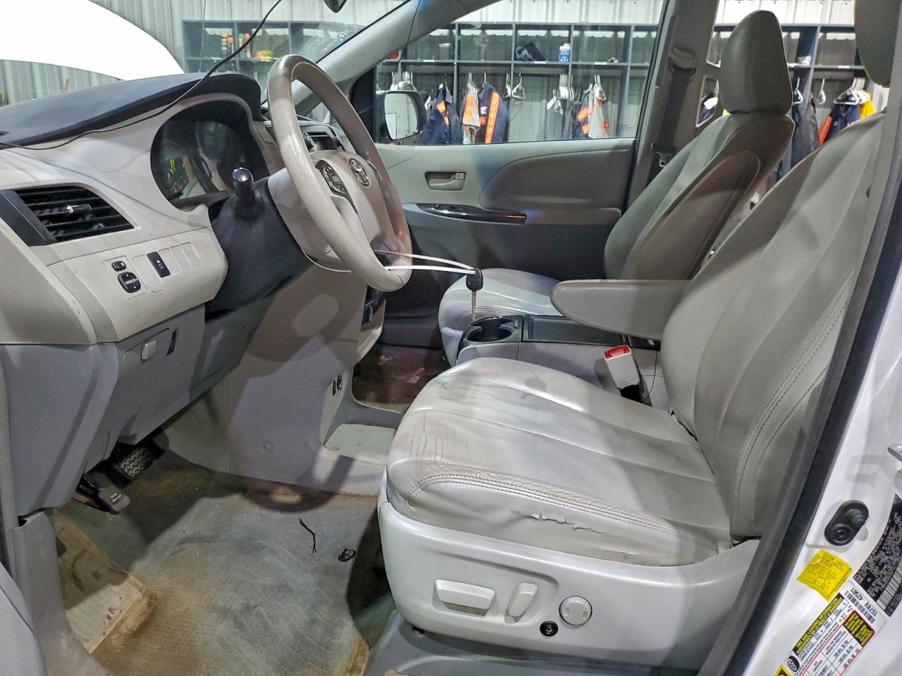 2013 TOYOTA SIENNA LE photo 19
