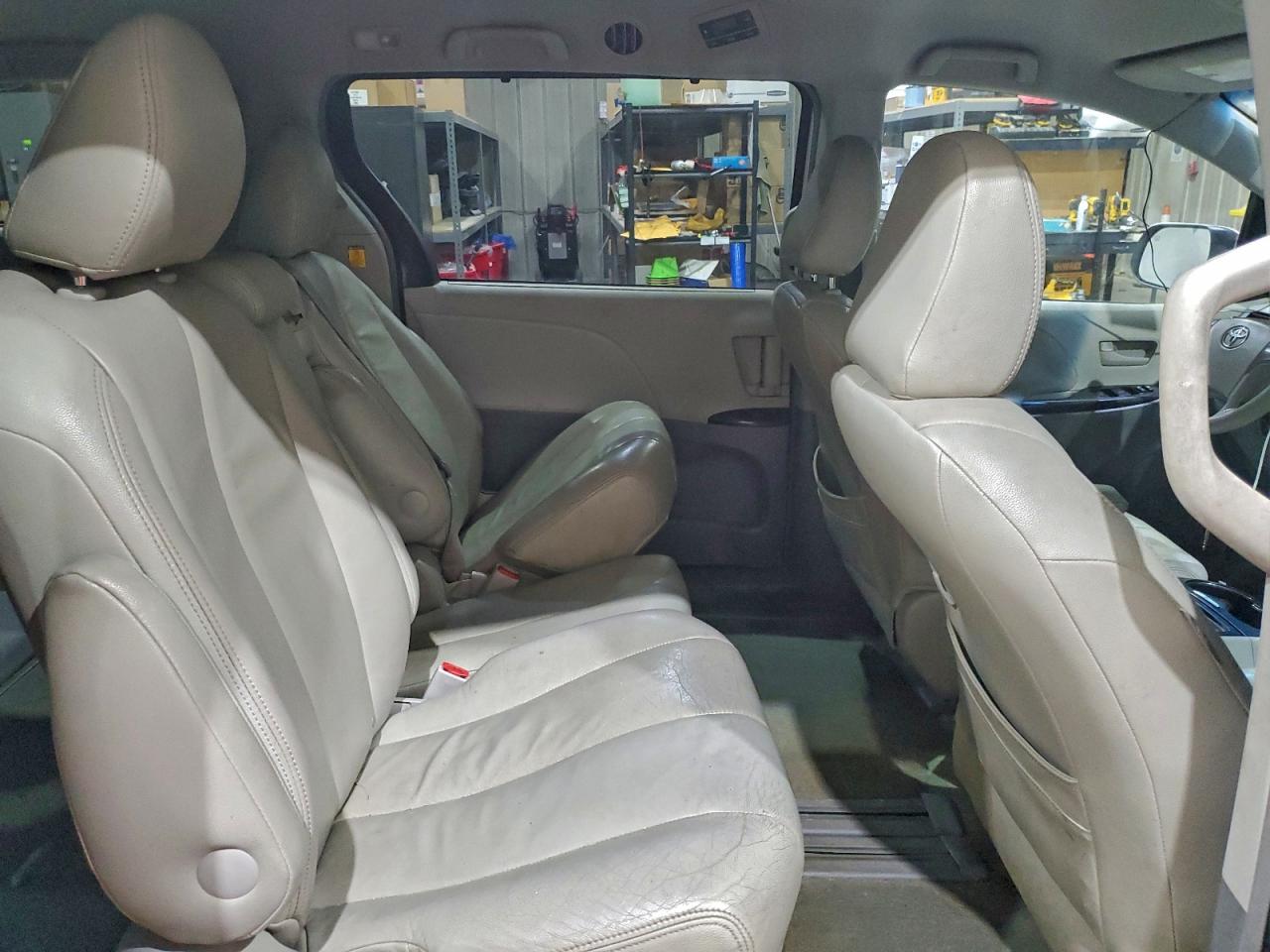 2013 TOYOTA SIENNA LE photo 31