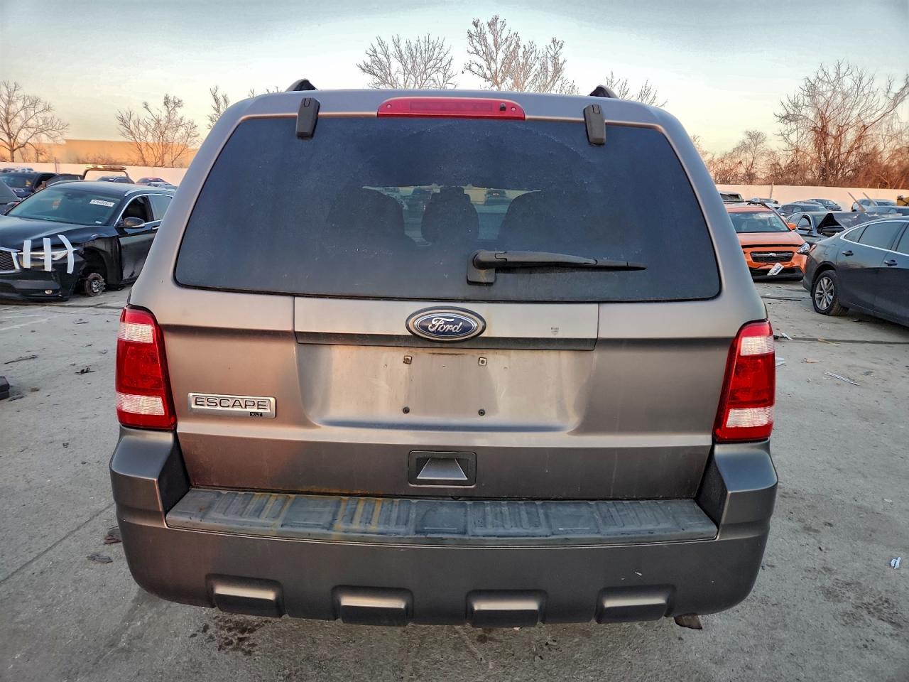 2010 FORD ESCAPE XLT photo 6