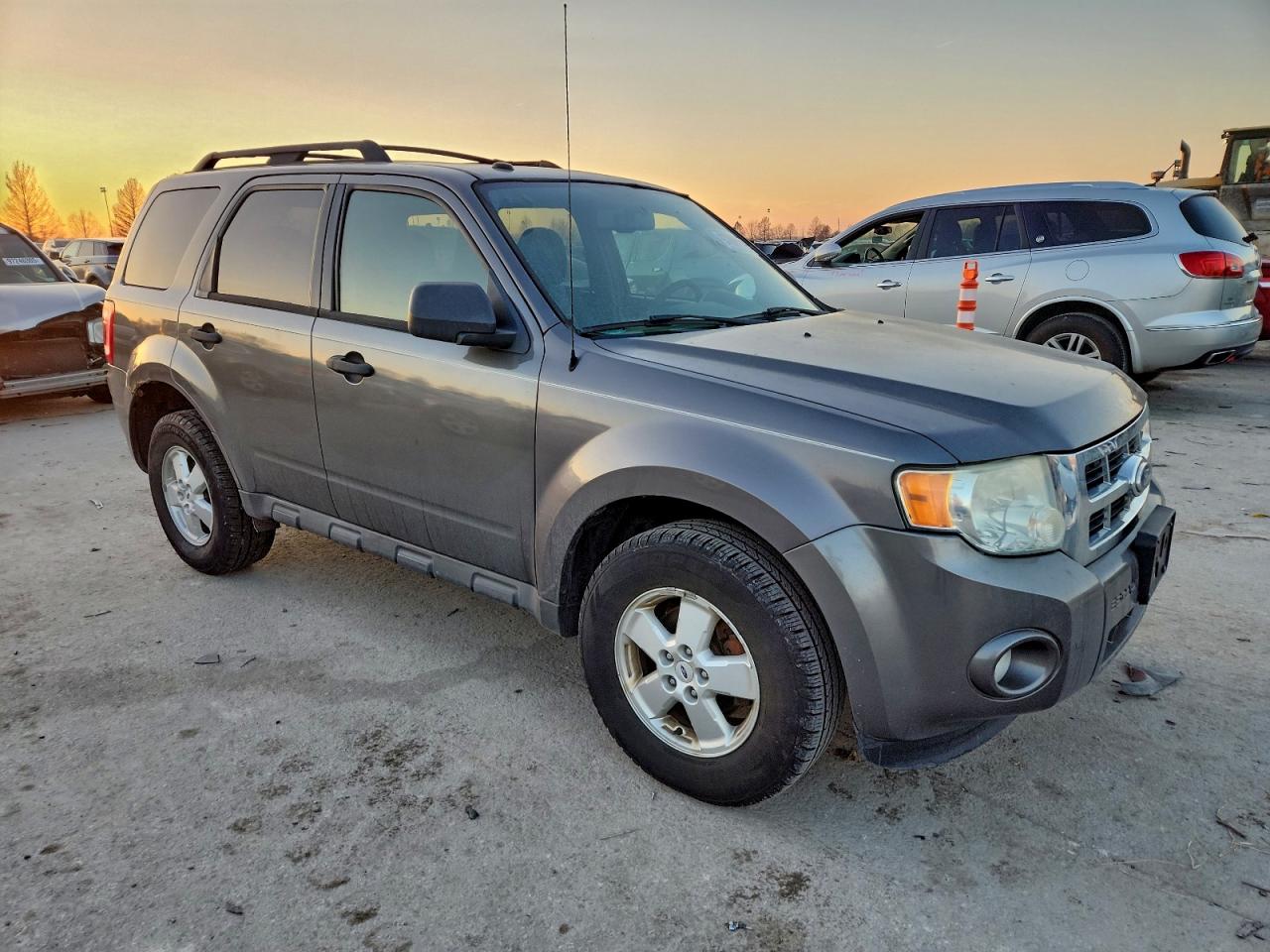 2010 FORD ESCAPE XLT photo 4
