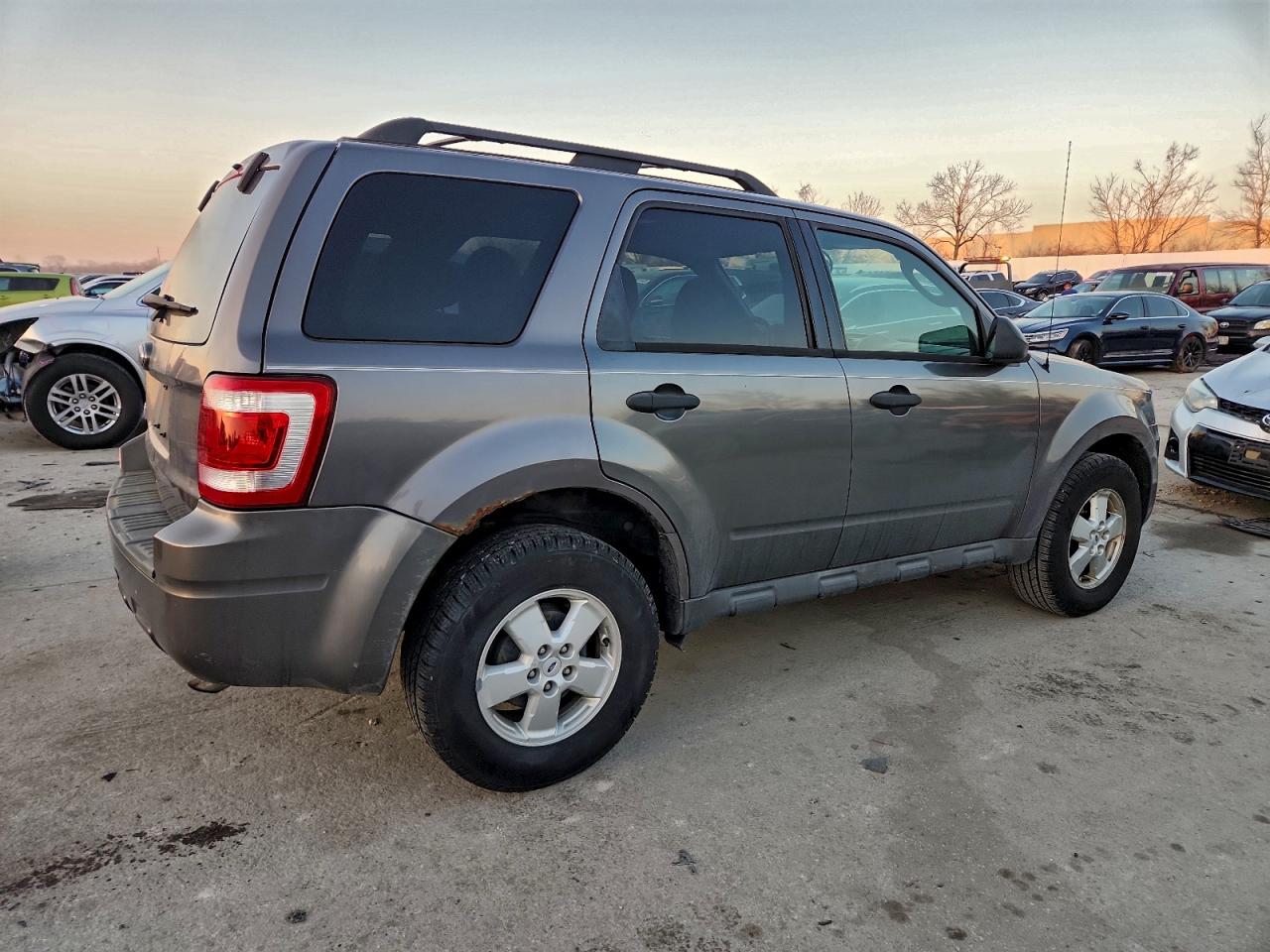 2010 FORD ESCAPE XLT photo 3