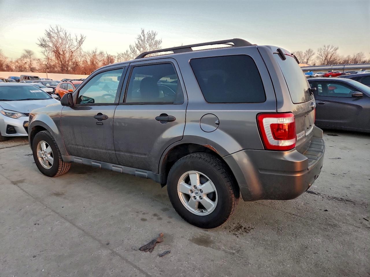 2010 FORD ESCAPE XLT photo 2
