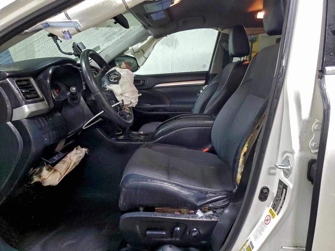 2014 TOYOTA HIGHLANDER LE photo 7