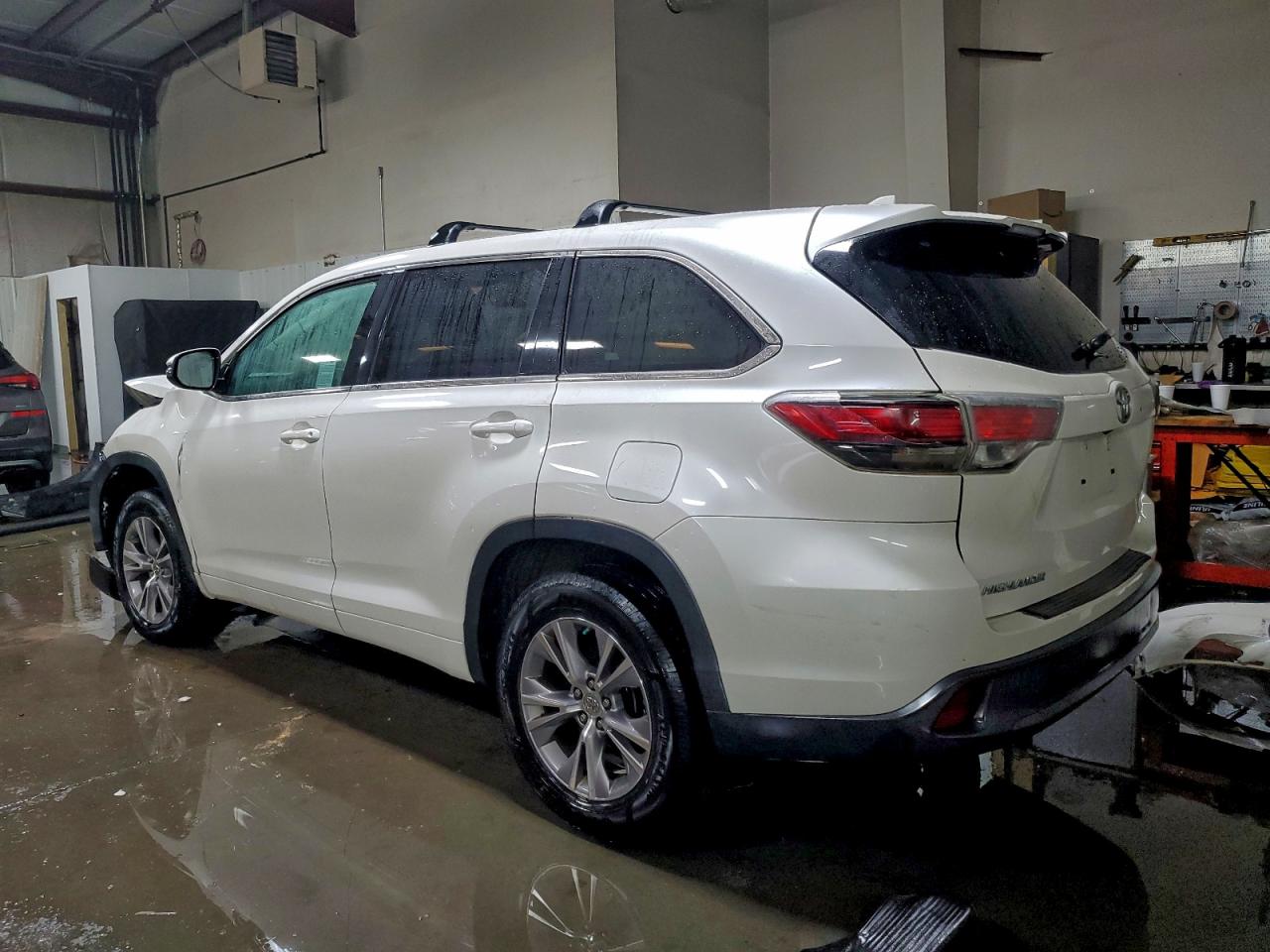 2014 TOYOTA HIGHLANDER LE photo 2