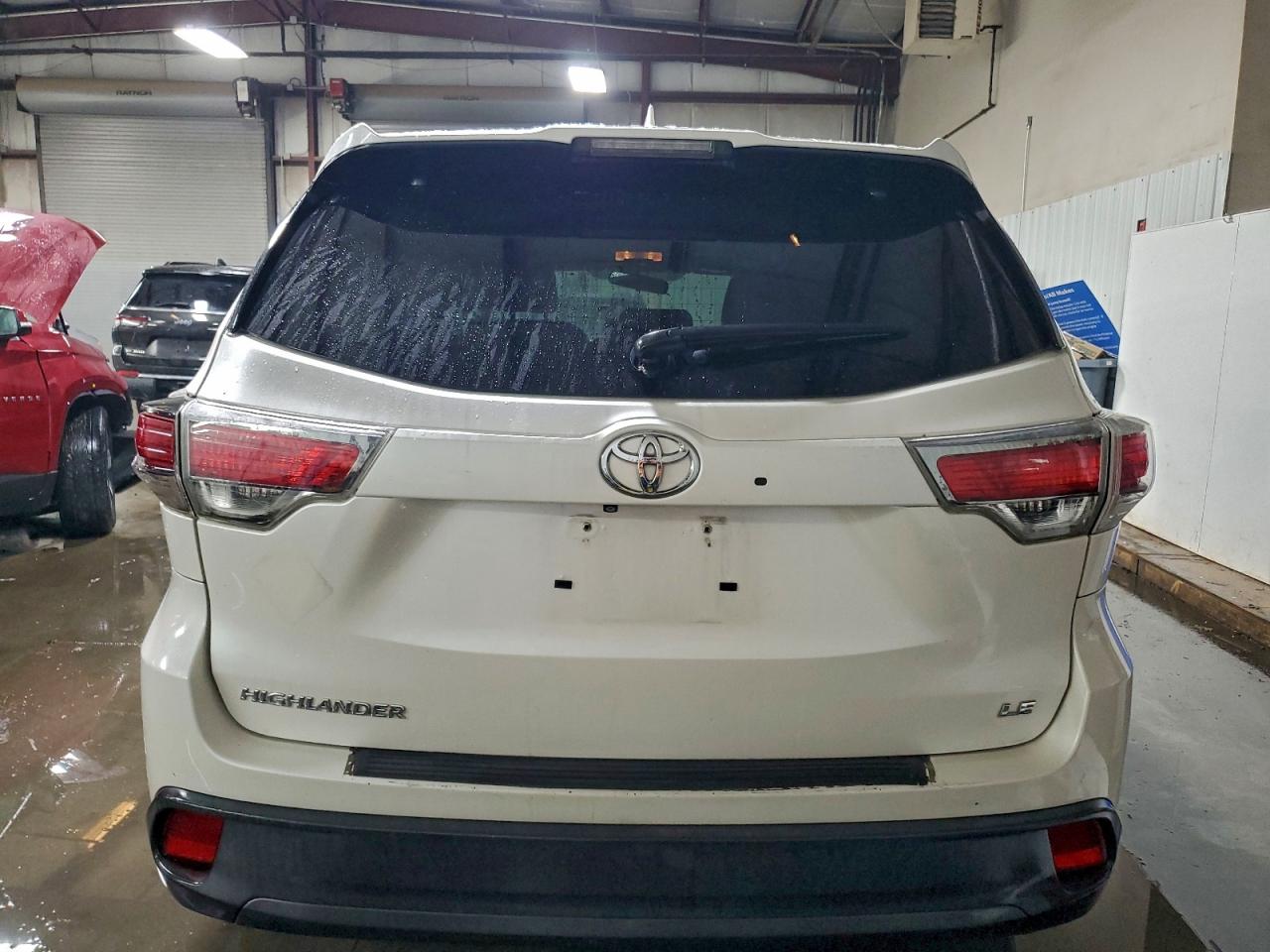 2014 TOYOTA HIGHLANDER LE photo 6