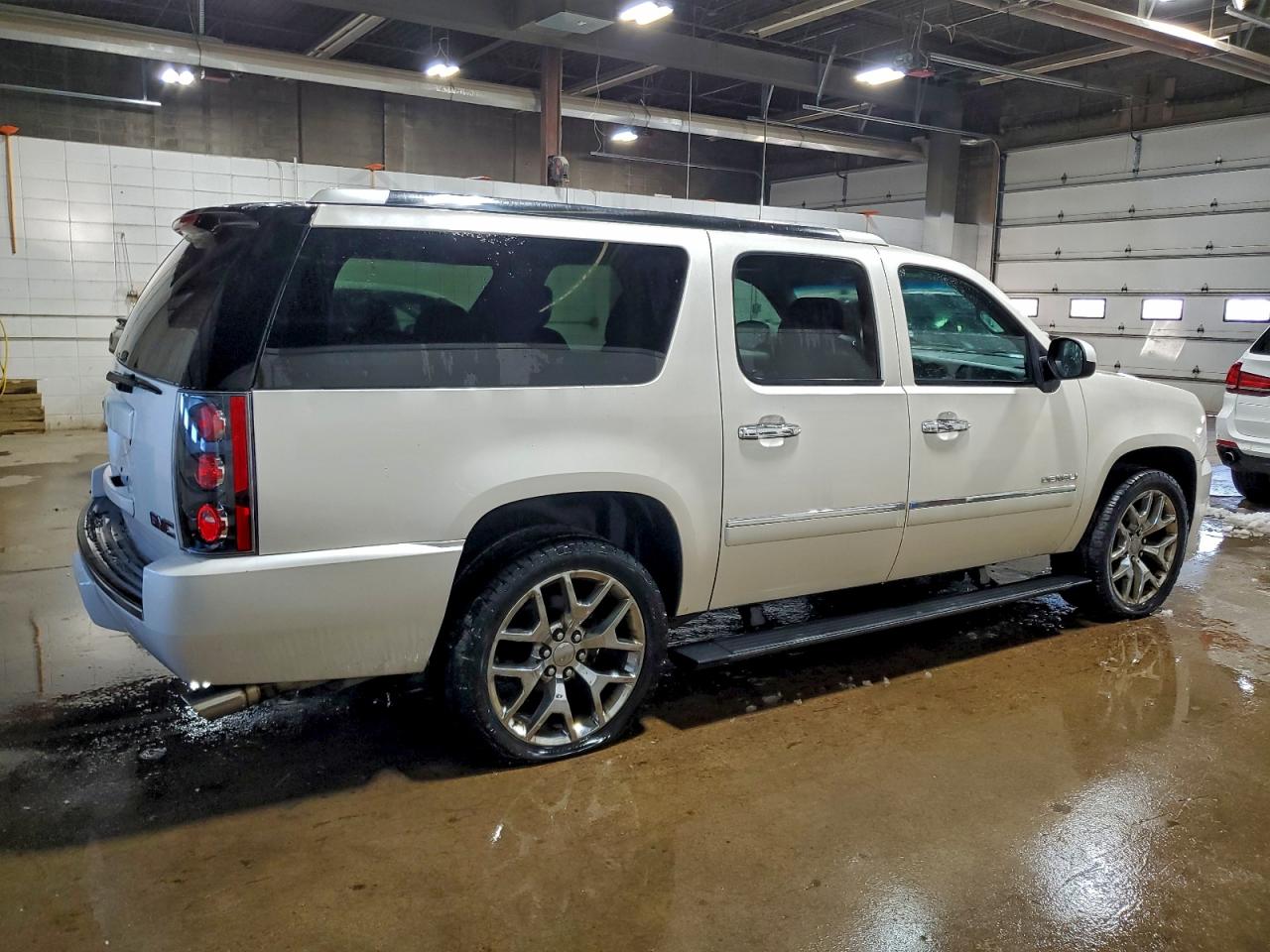 2013 GMC YUKON XL DENALI photo 3
