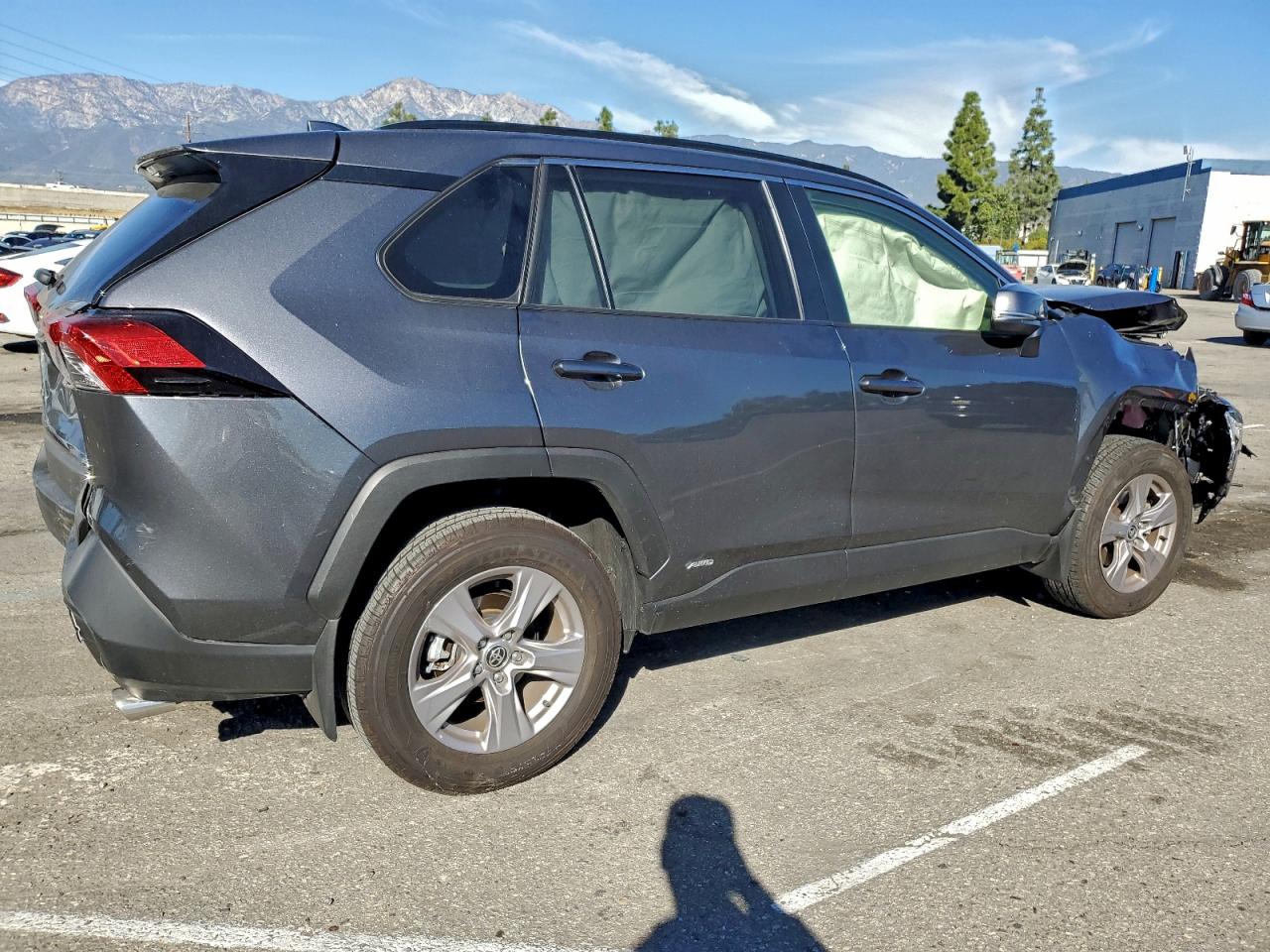 2024 TOYOTA RAV4 XLE photo 7