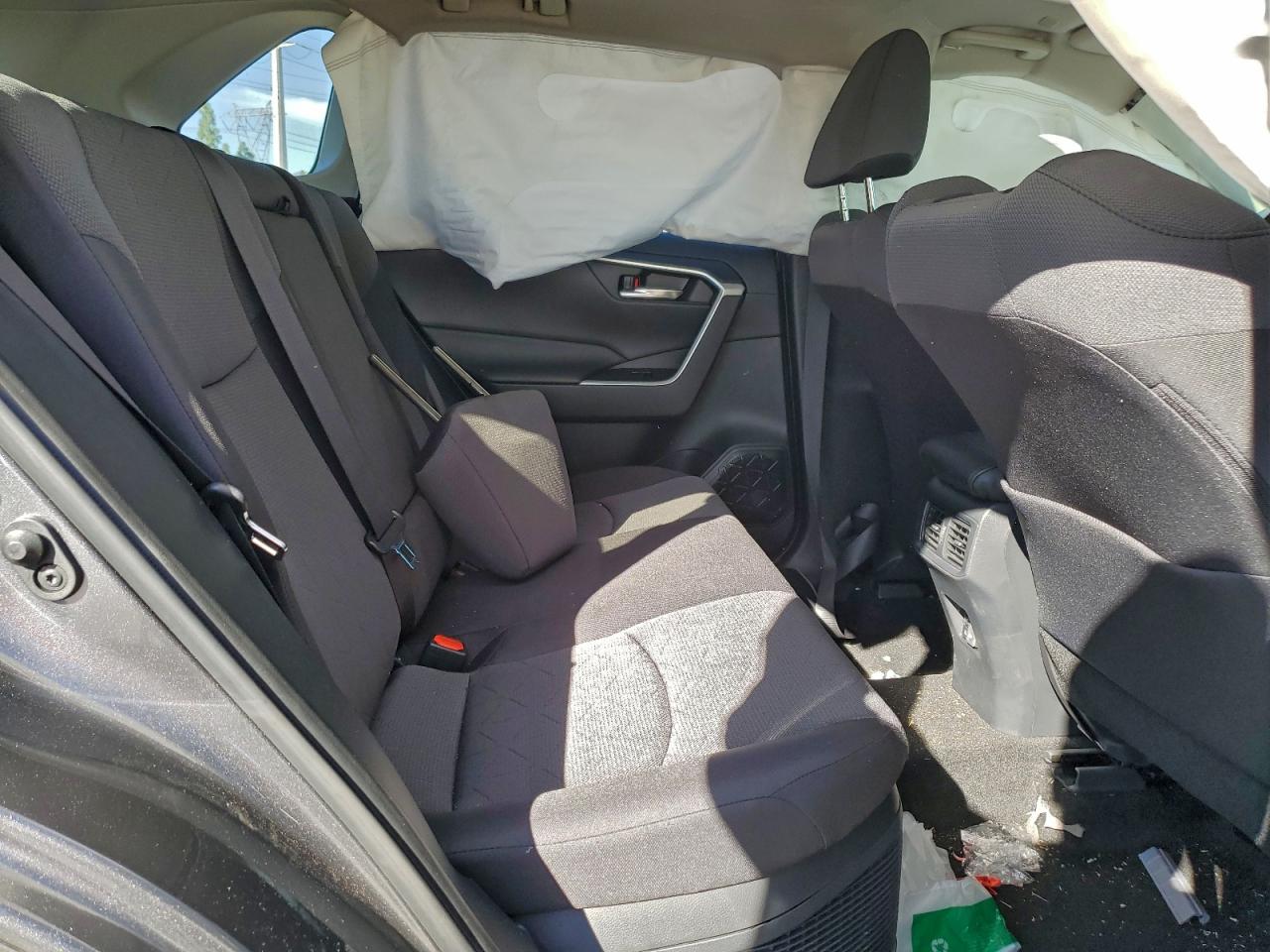 2024 TOYOTA RAV4 XLE photo 31