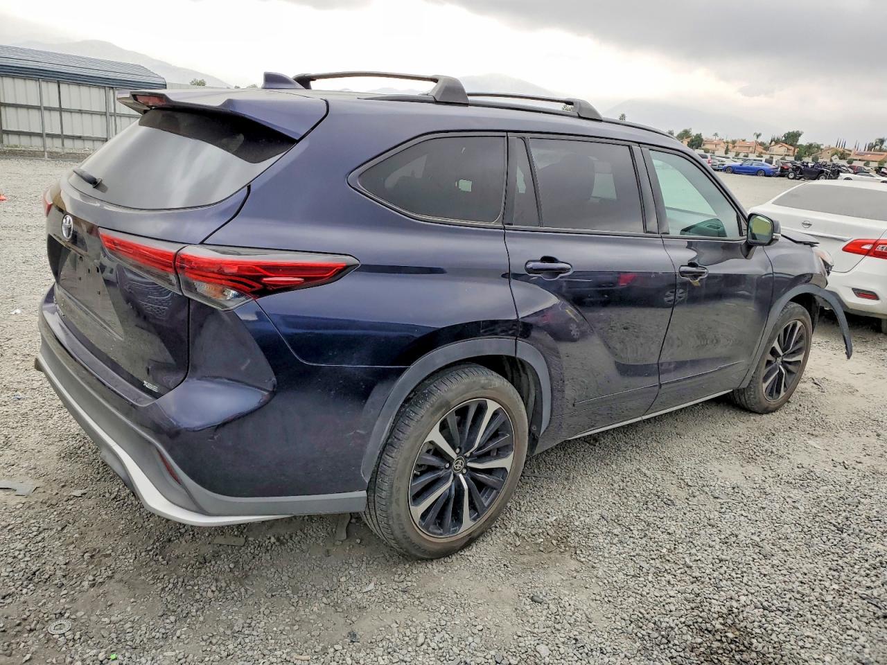 2021 TOYOTA HIGHLANDER XSE photo 3