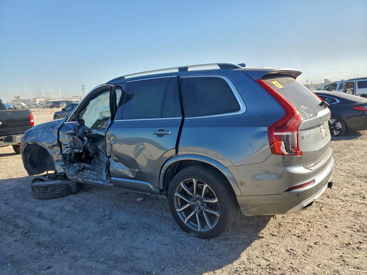 2017 VOLVO XC90 T6 photo 2
