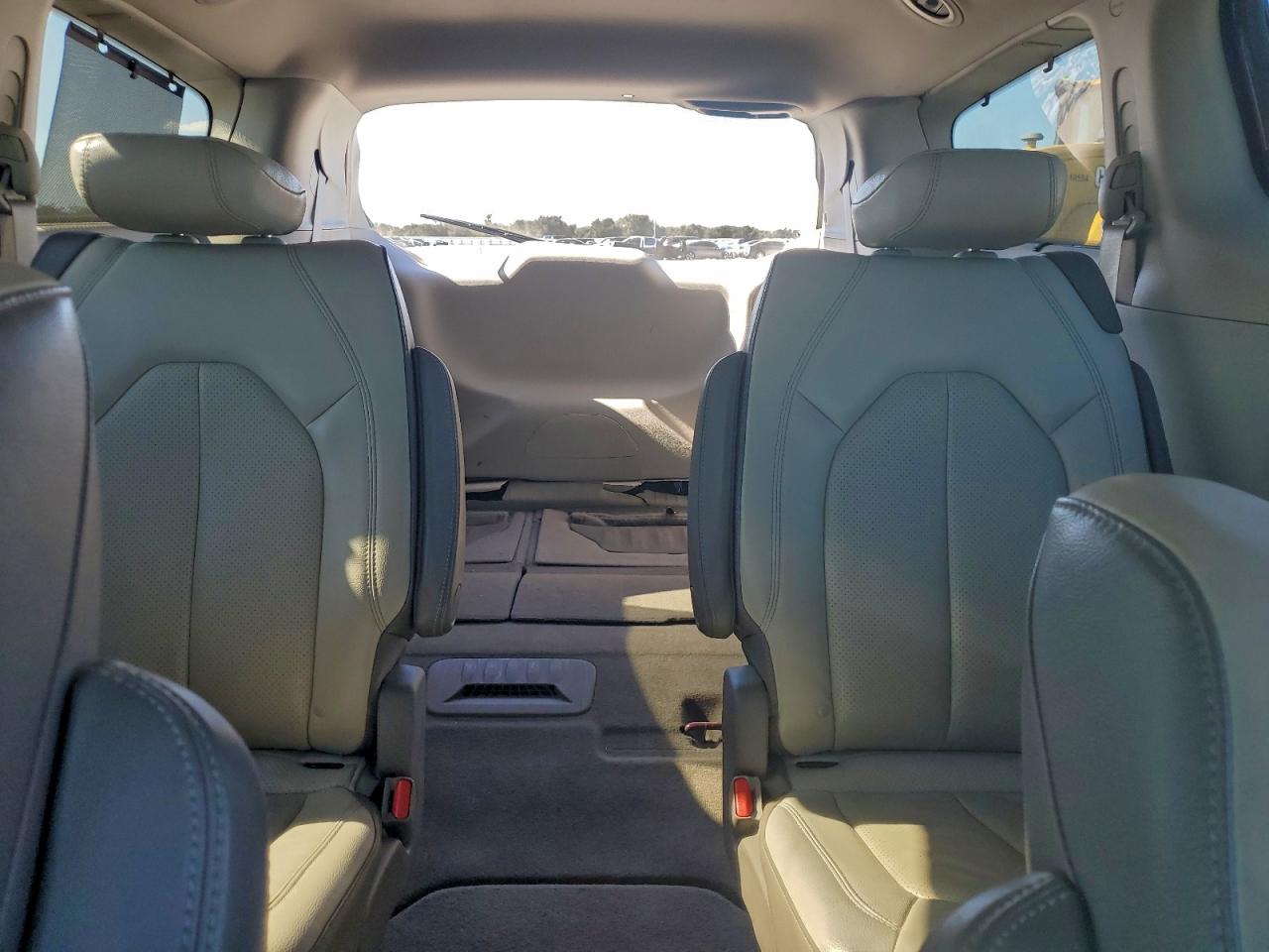 2019 CHRYSLER PACIFICA TOURING L PLUS photo 19