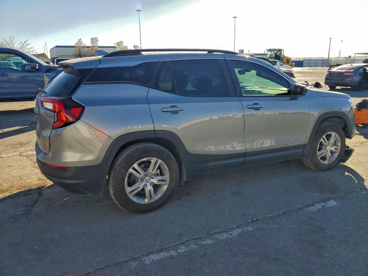 2024 GMC TERRAIN SLE photo 3