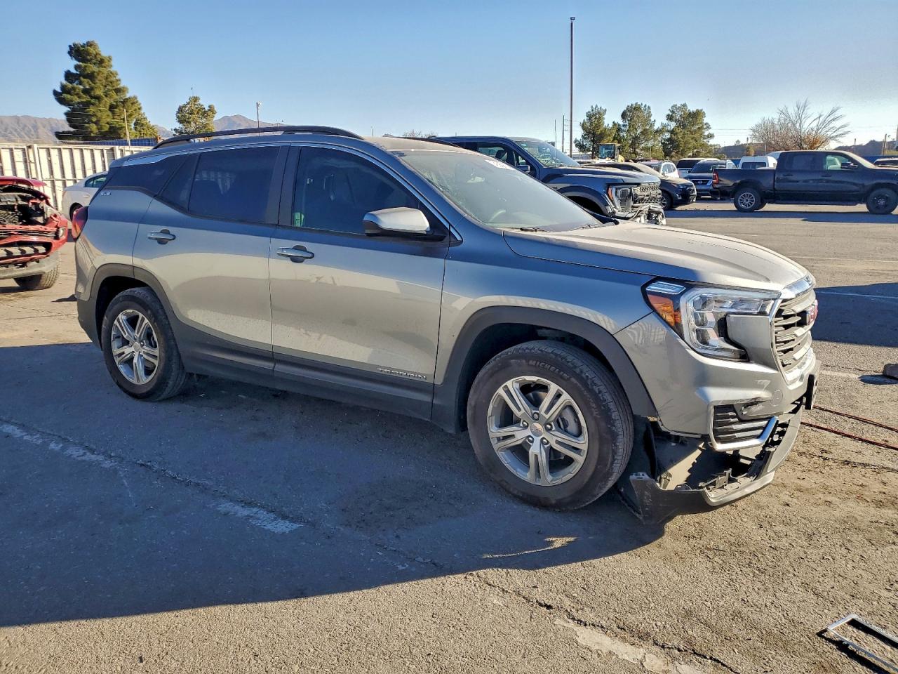2024 GMC TERRAIN SLE photo 4