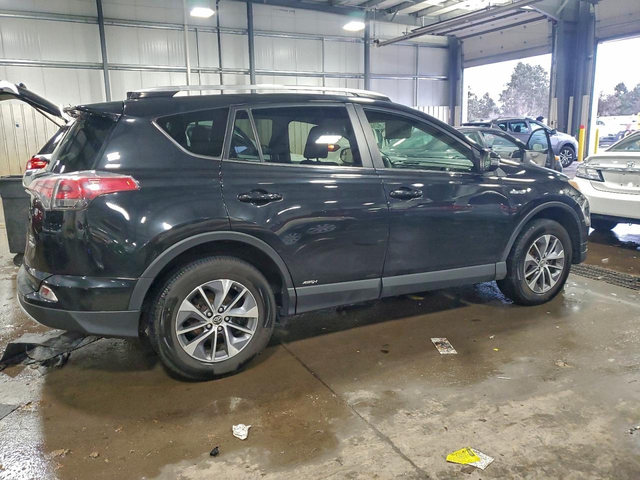 2016 TOYOTA RAV4 HV XLE photo 3