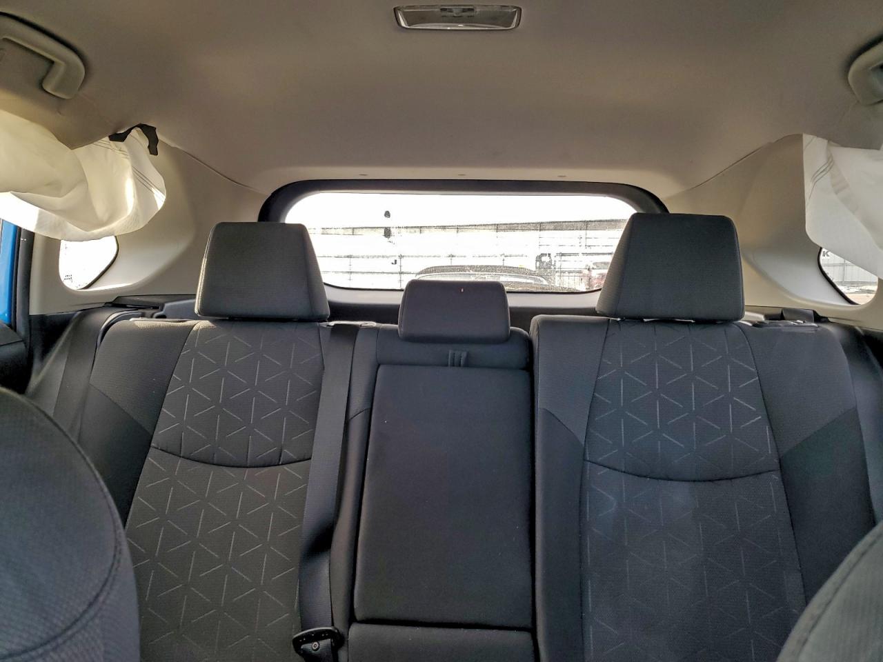 2021 TOYOTA RAV4 XLE photo 10