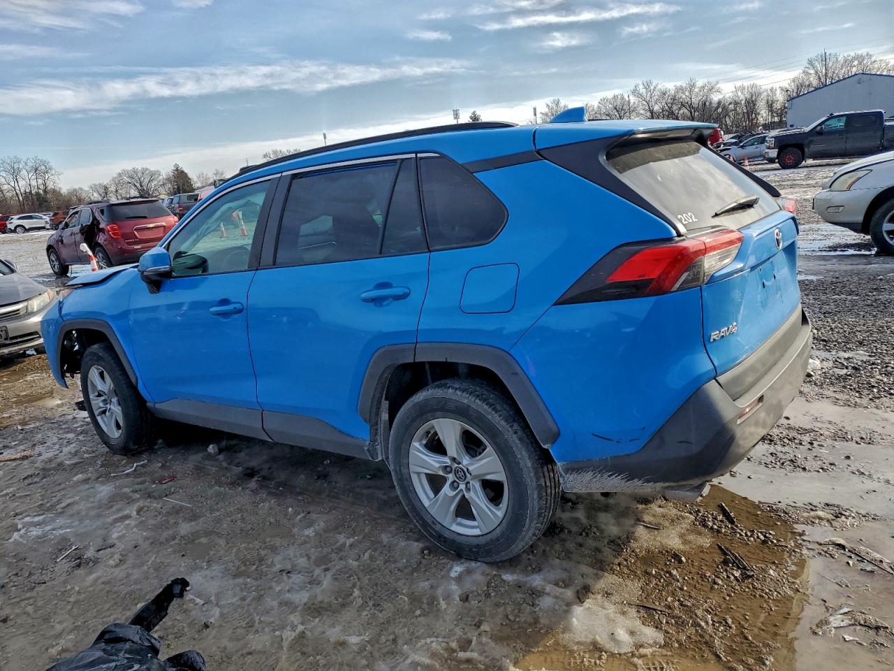 2021 TOYOTA RAV4 XLE photo 2