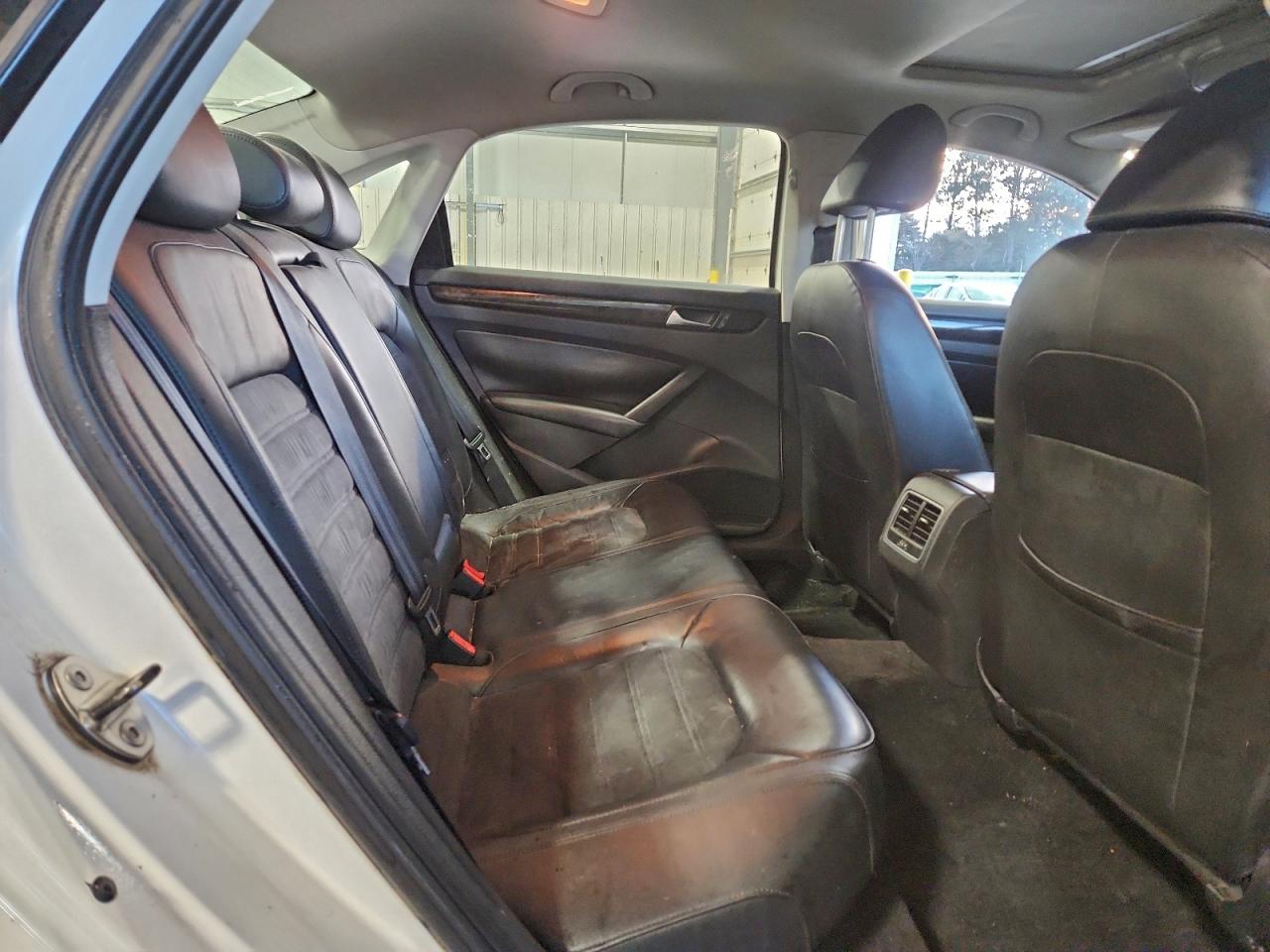 2014 VOLKSWAGEN PASSAT SEL photo 10