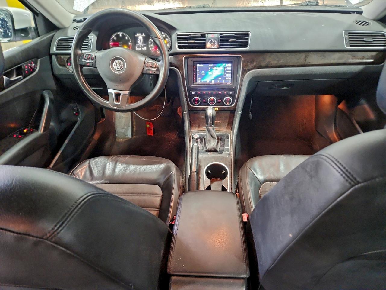 2014 VOLKSWAGEN PASSAT SEL photo 8