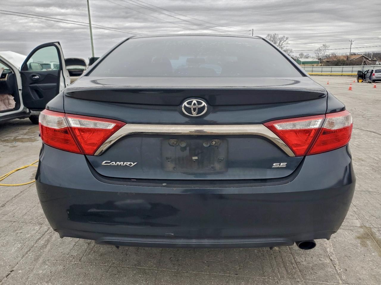 2015 TOYOTA CAMRY LE photo 6