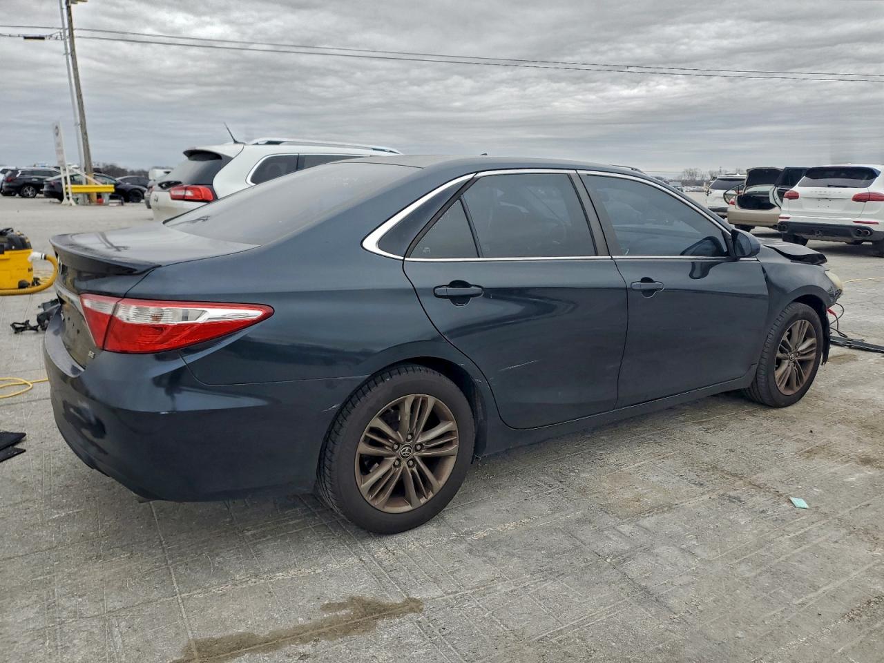 2015 TOYOTA CAMRY LE photo 3