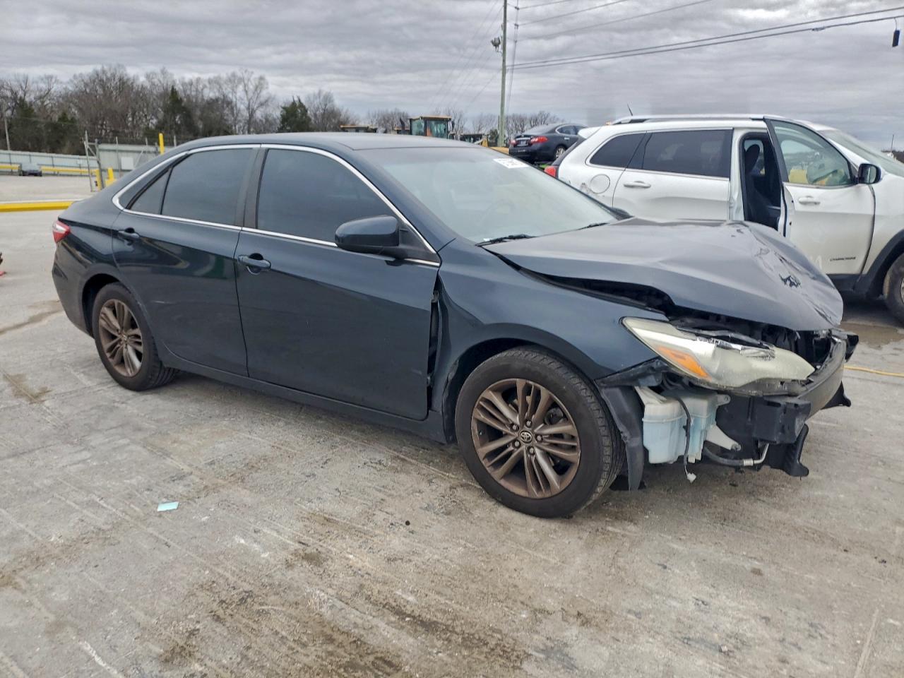 2015 TOYOTA CAMRY LE photo 4