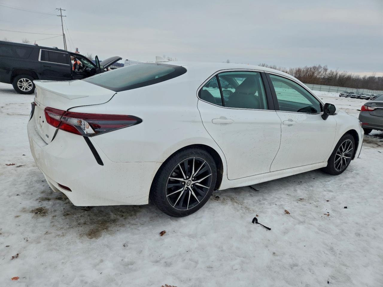 2022 TOYOTA CAMRY SE photo 3