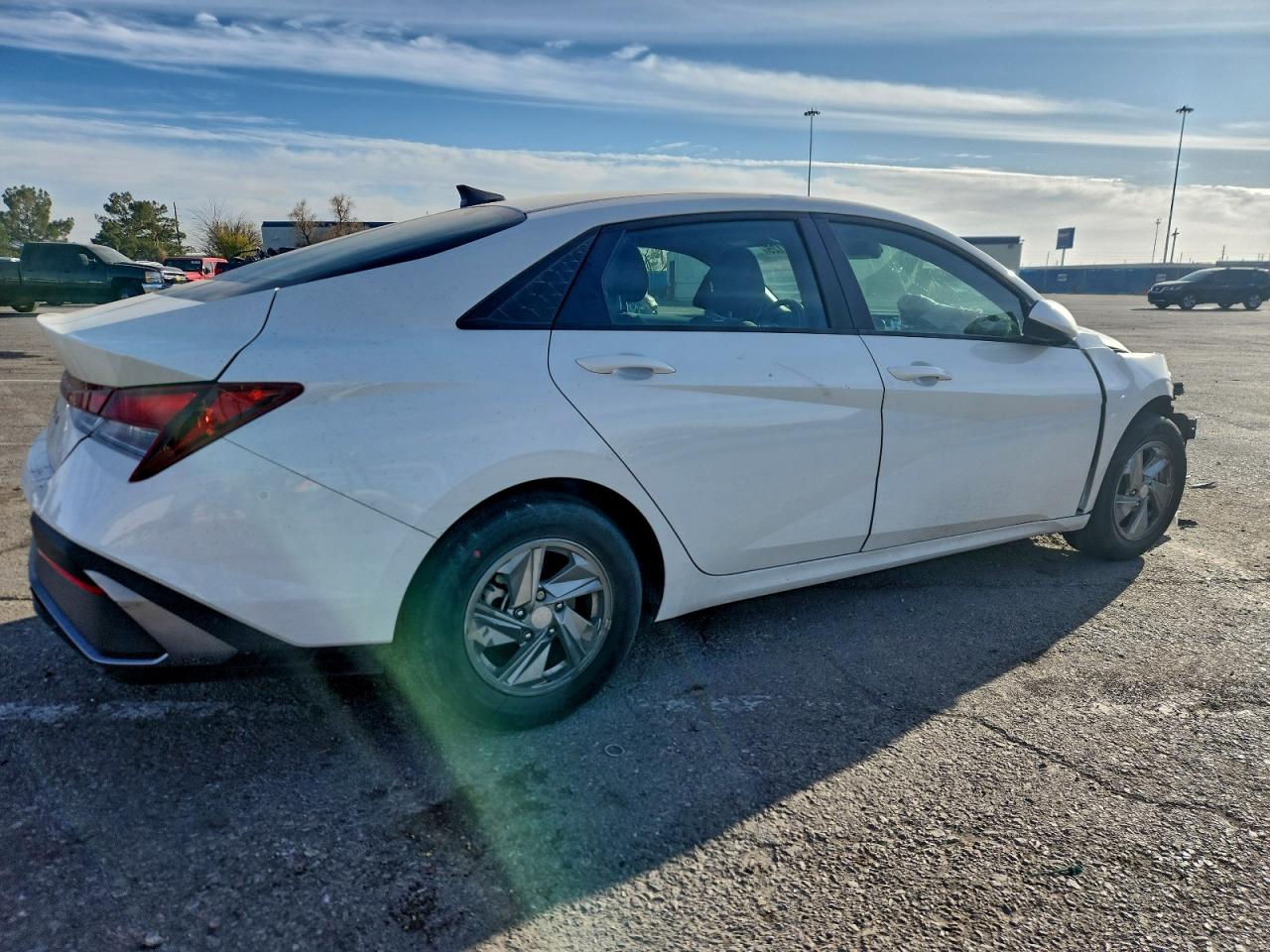 2024 HYUNDAI ELANTRA SE photo 3