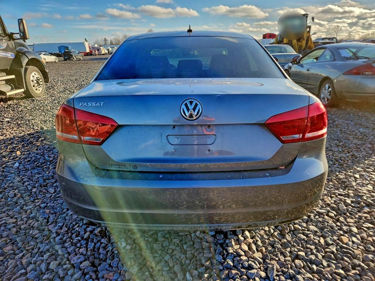 2012 VOLKSWAGEN PASSAT S photo 6